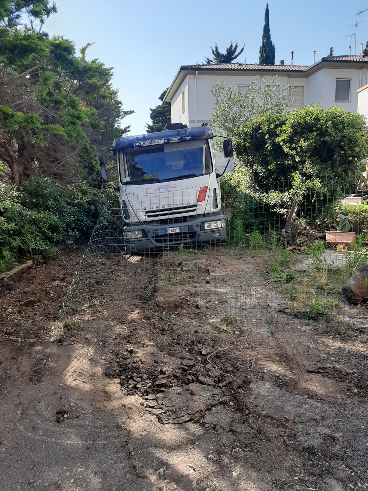 Rifacimento delle facciate di un immobile, Il mezzo in cantiere durante i movimenti terra.