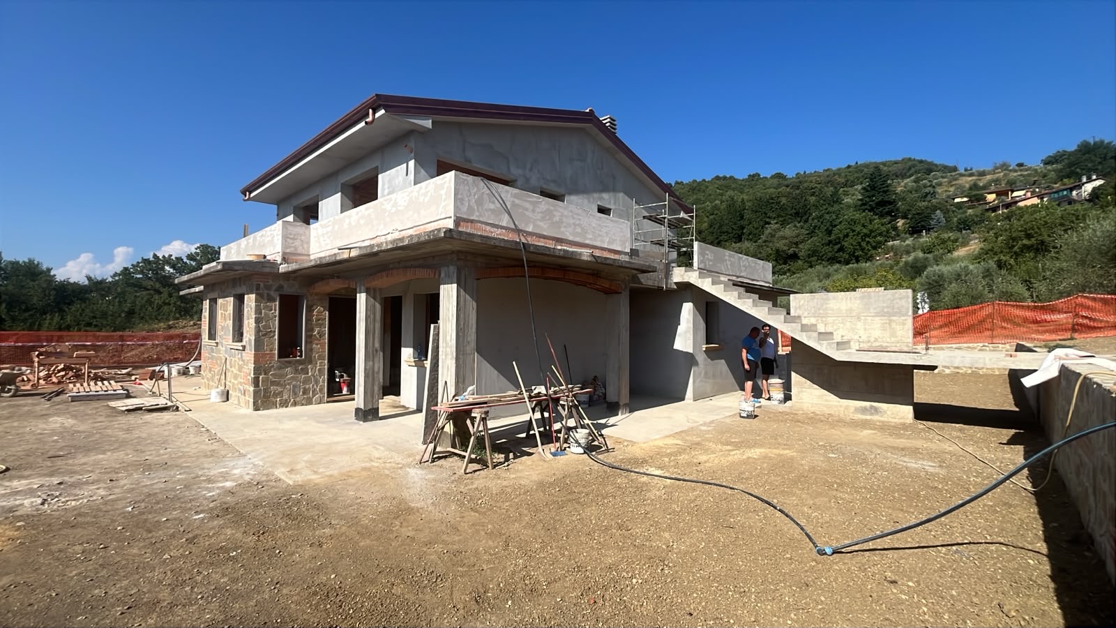 Villa trifamiliare di nuova costruzione, La struttura con la copertura completata.