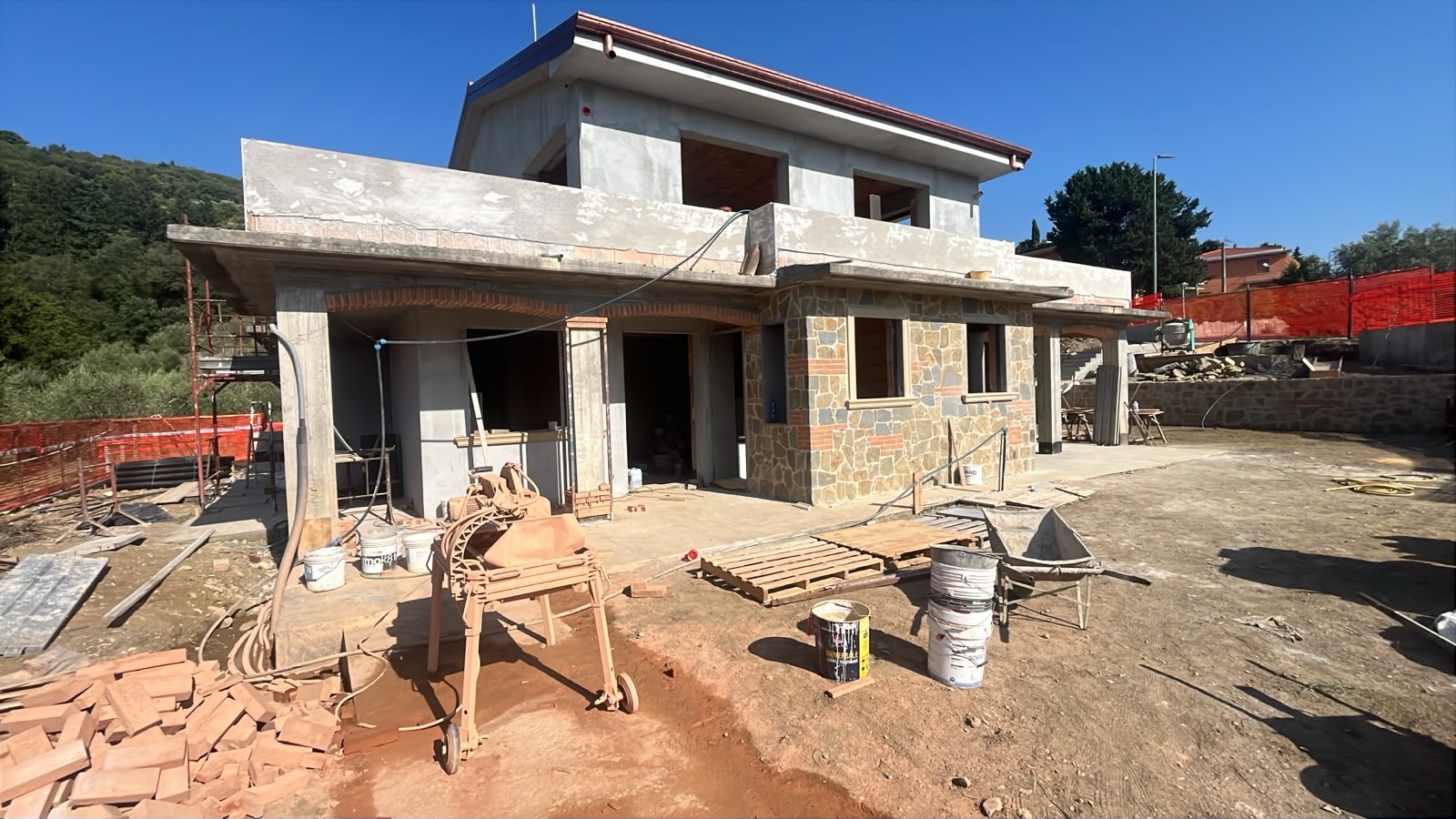 Villa trifamiliare di nuova costruzione, Il cantiere in piena attività.