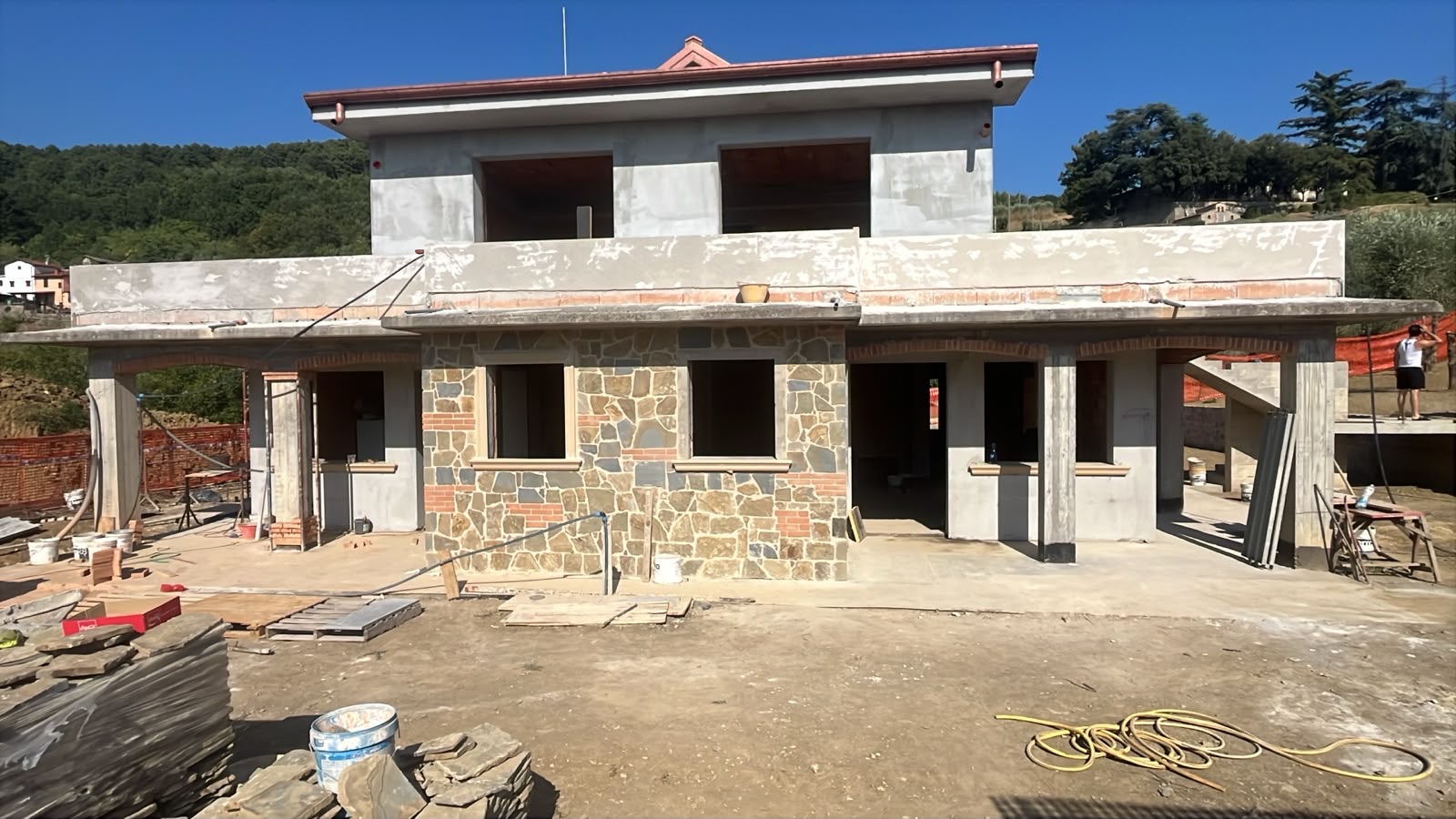 Villa trifamiliare di nuova costruzione, Le murature al grezzo, prima degli intonaci.