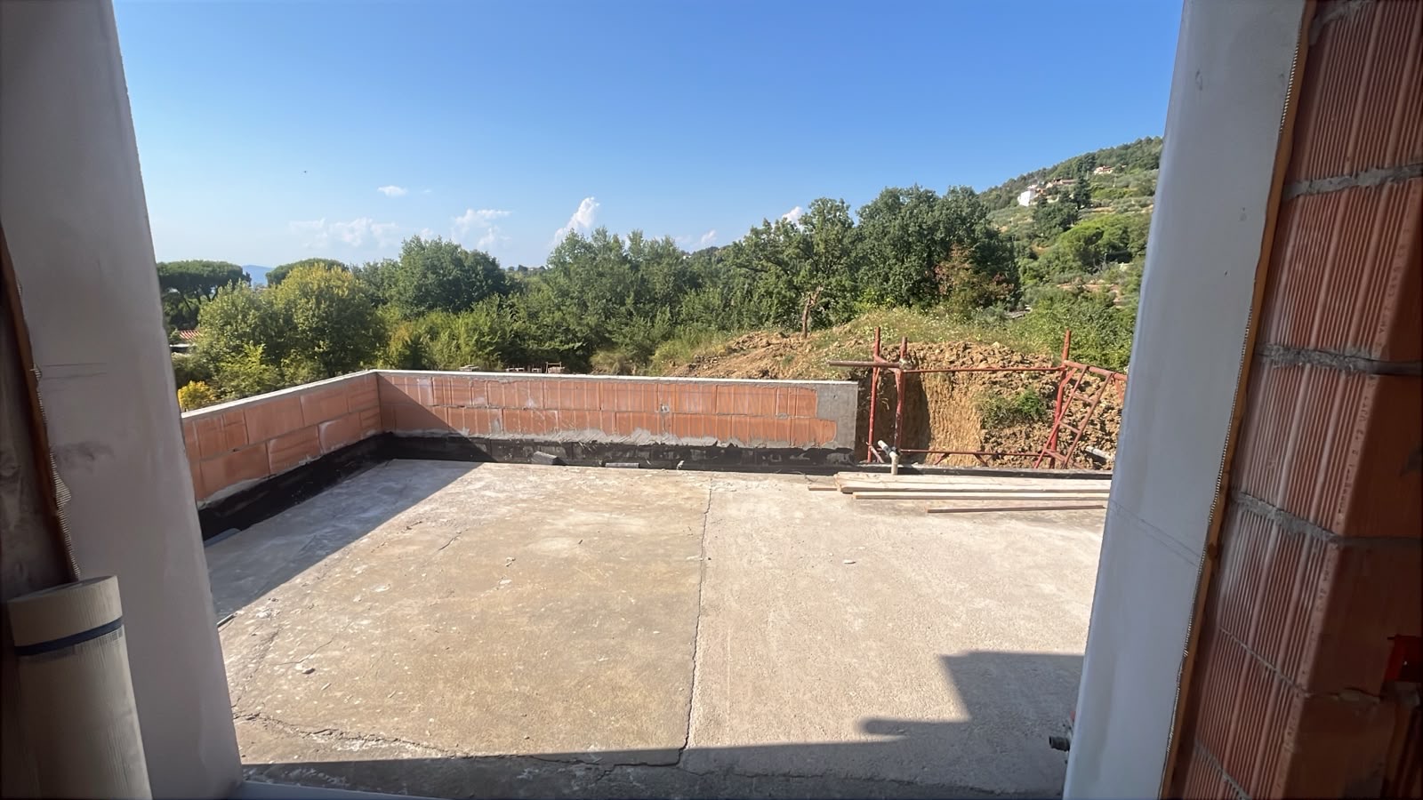 Villa trifamiliare di nuova costruzione, Il solaio della terrazza, appena gettato.