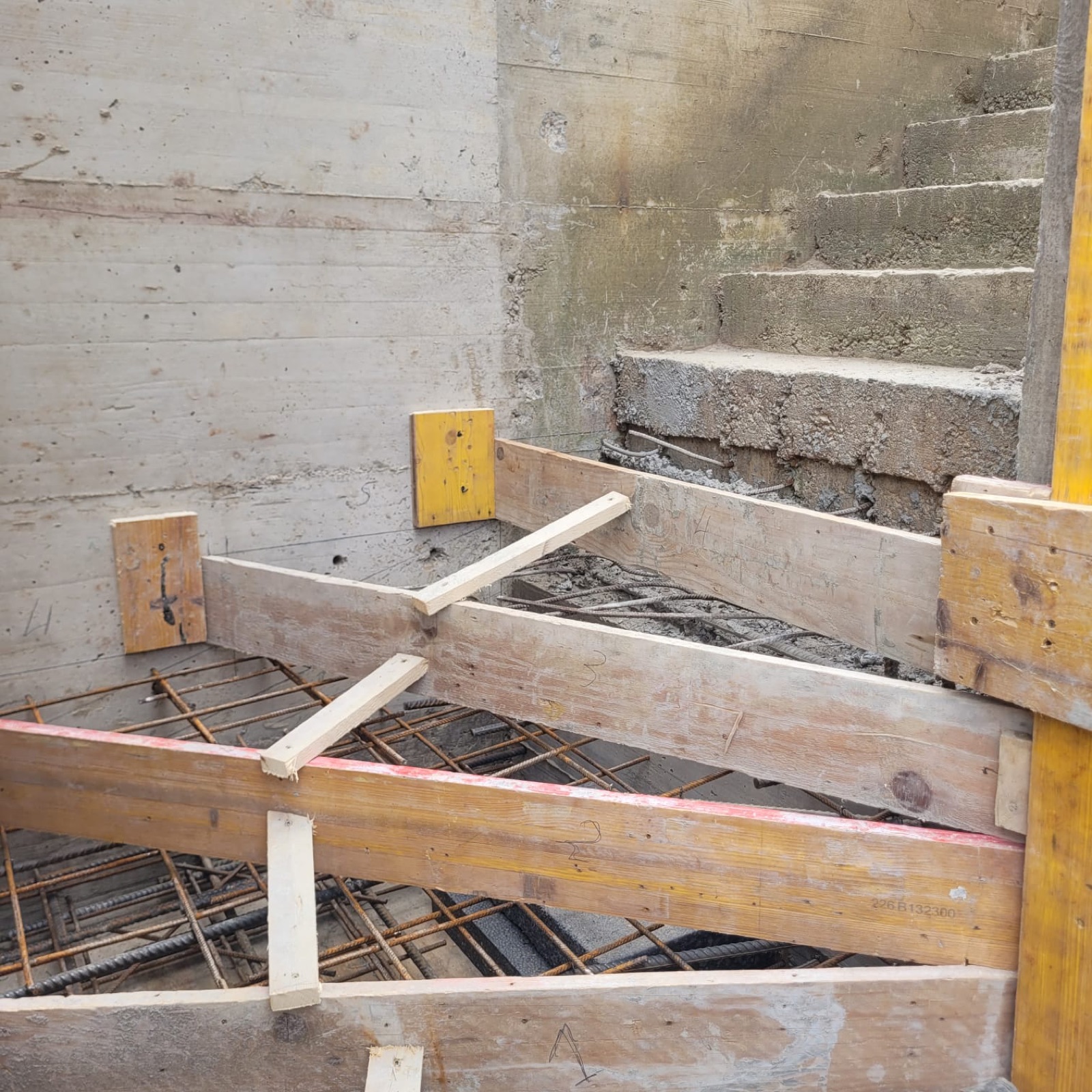 Villa trifamiliare di nuova costruzione, La scala gettata, ancora nei casseri.
