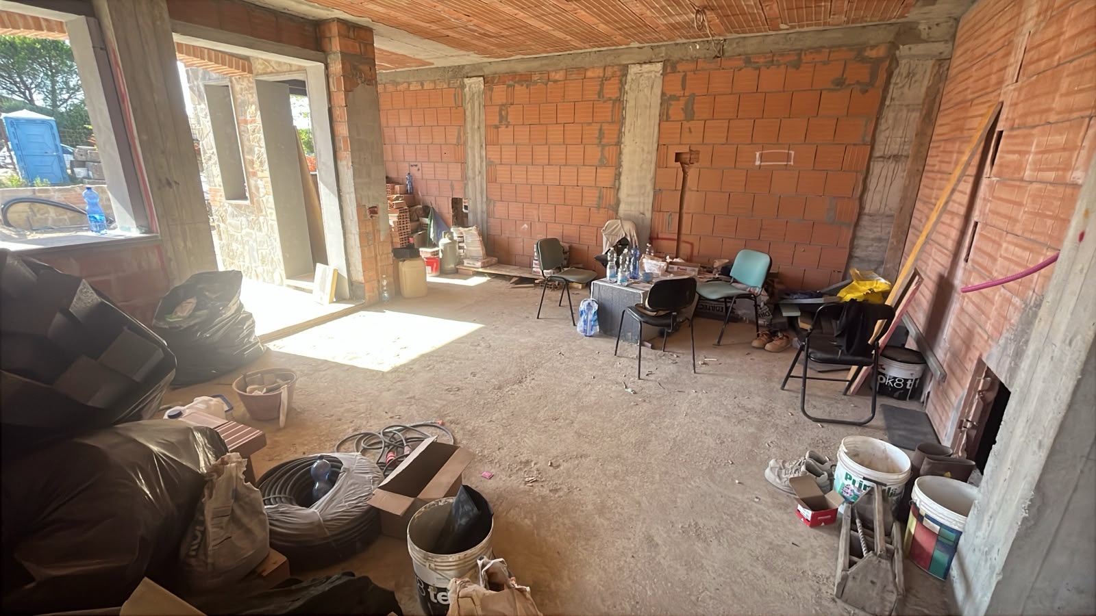 Villa trifamiliare di nuova costruzione, Gli interni al grezzo durante le lavorazioni.