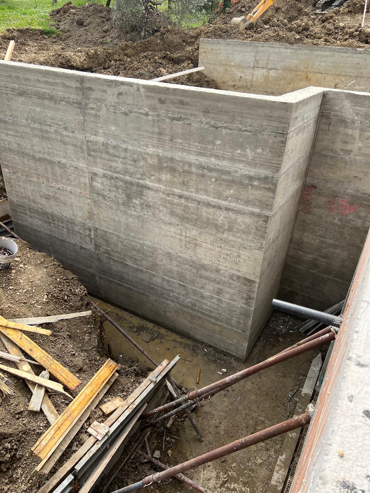 Villa trifamiliare di nuova costruzione, I muri di sostegno in cemento armato appena disarmati.