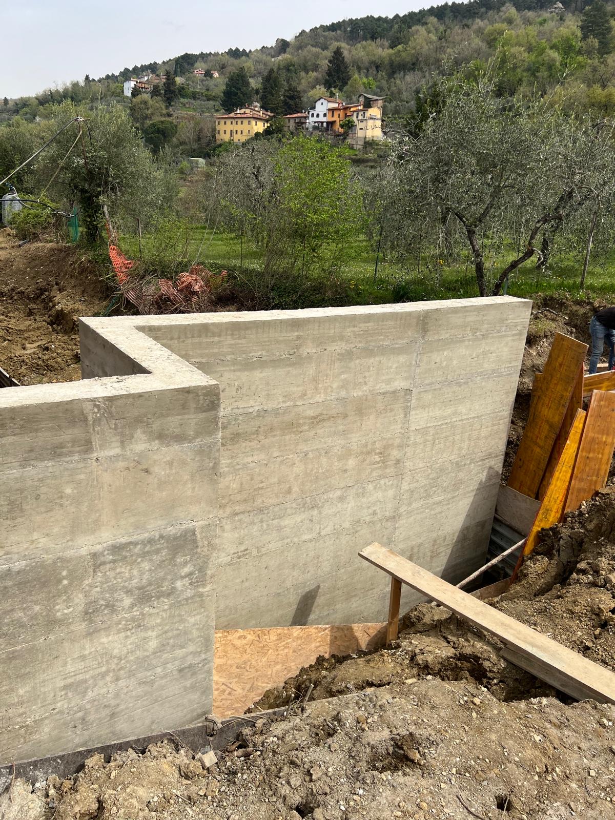 Villa trifamiliare di nuova costruzione, Il muro di contenimento e lo scavo a monte.
