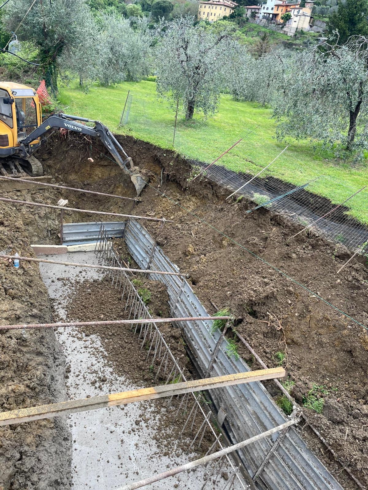 Villa trifamiliare di nuova costruzione, L’armatura delle fondazioni del muro di sostegno.