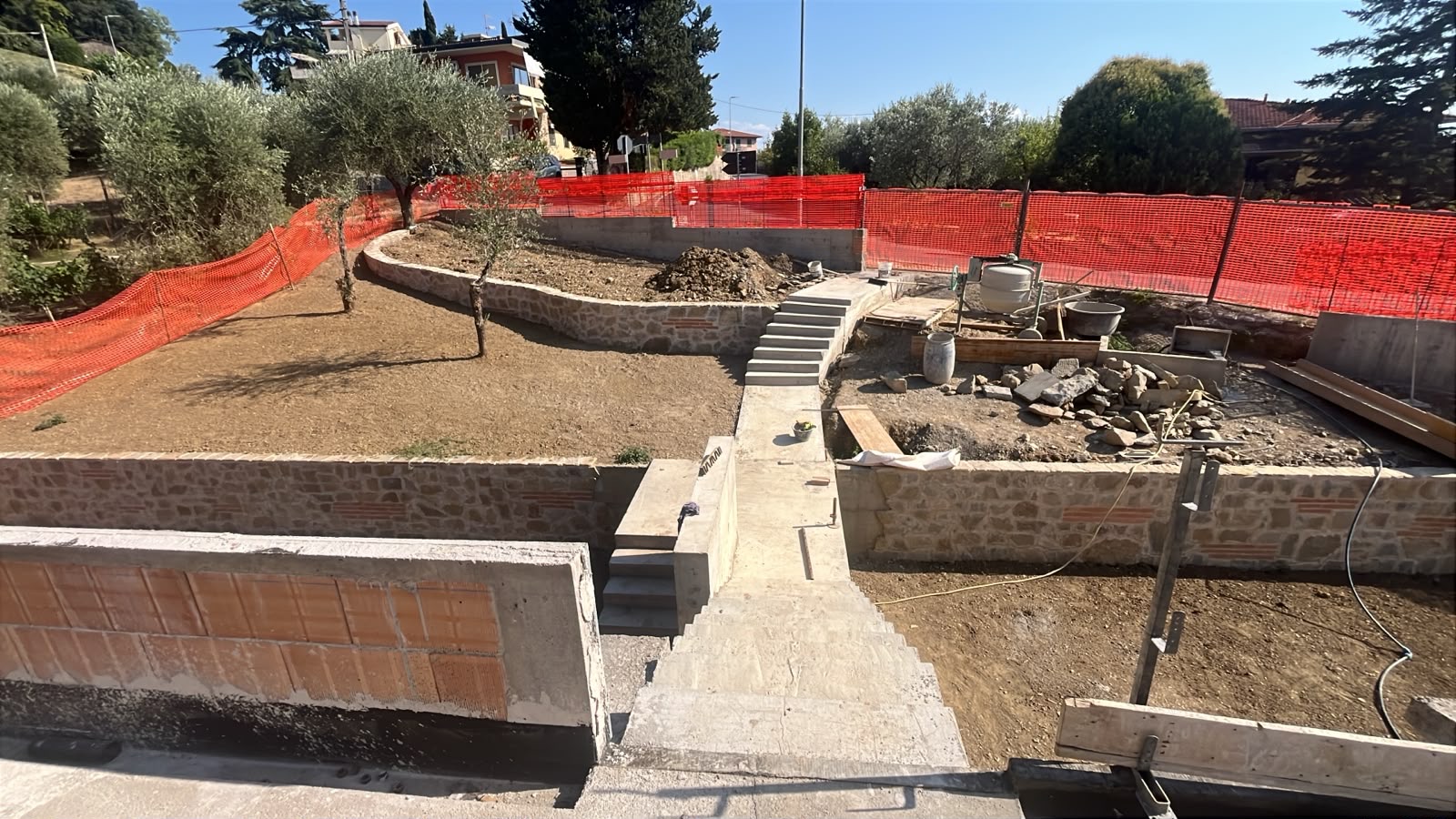 Villa trifamiliare di nuova costruzione, I muri di sostegno e la sistemazione esterna.