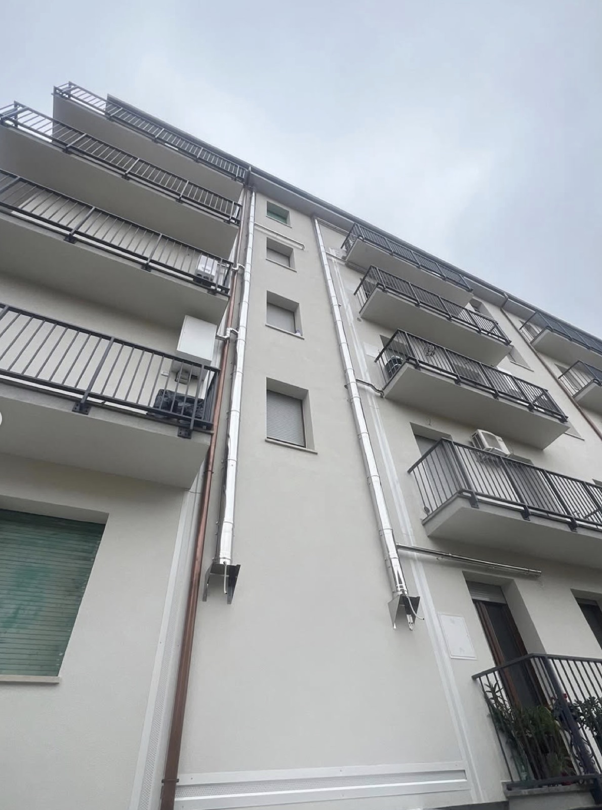 Efficientamento energetico di uno stabile condominiale, Il fronte con i nuovi scossaline e pluviali.