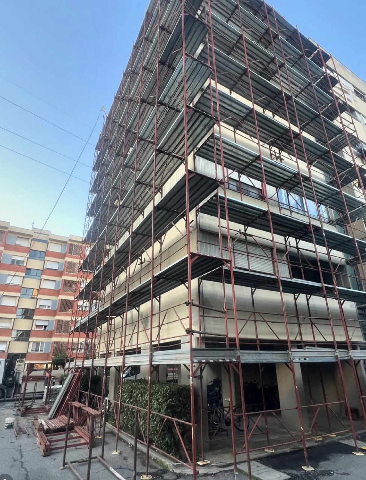Efficientamento energetico di uno stabile condominiale, Il ponteggio montato su tutta la facciata.