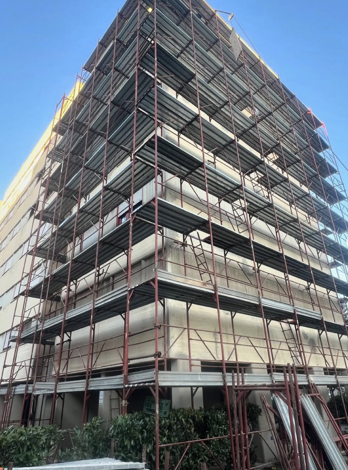 Efficientamento energetico di uno stabile condominiale, Il cantiere durante la posa del cappotto.