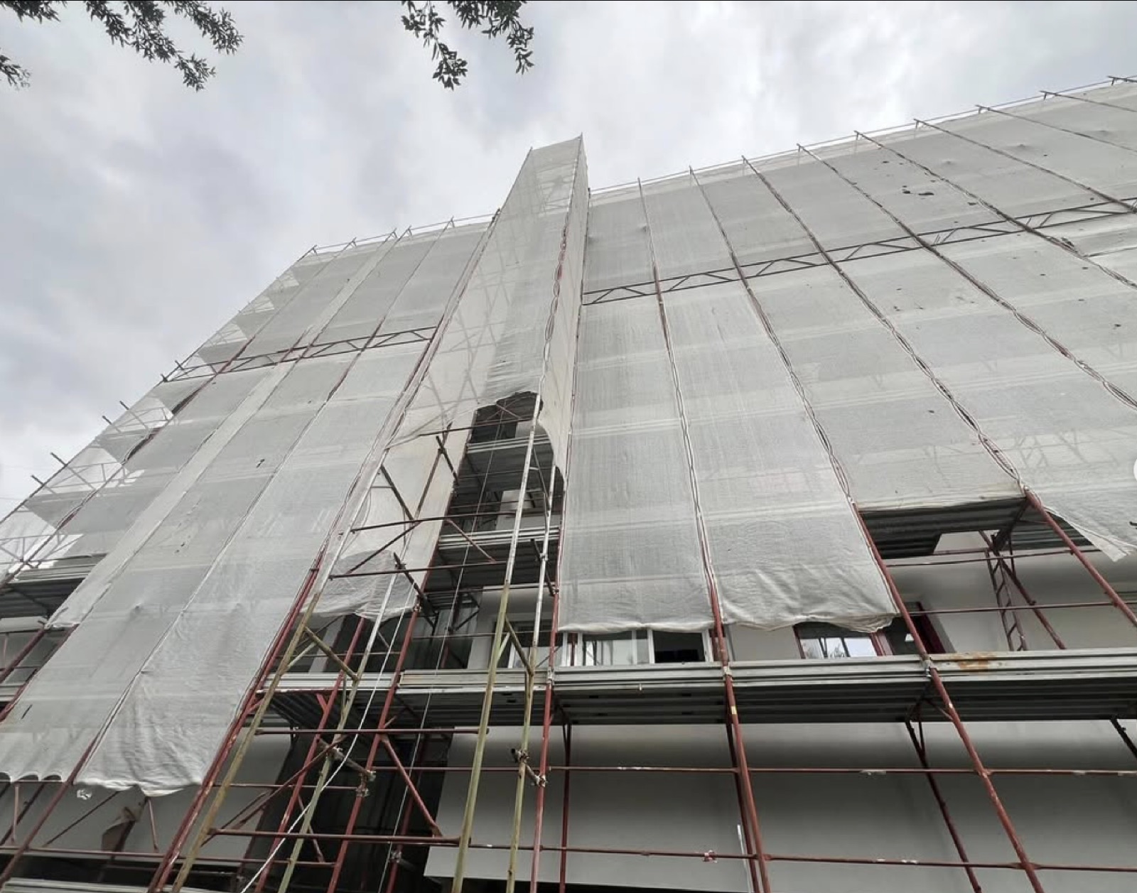 Efficientamento energetico di uno stabile condominiale, I teli di protezione sul ponteggio.