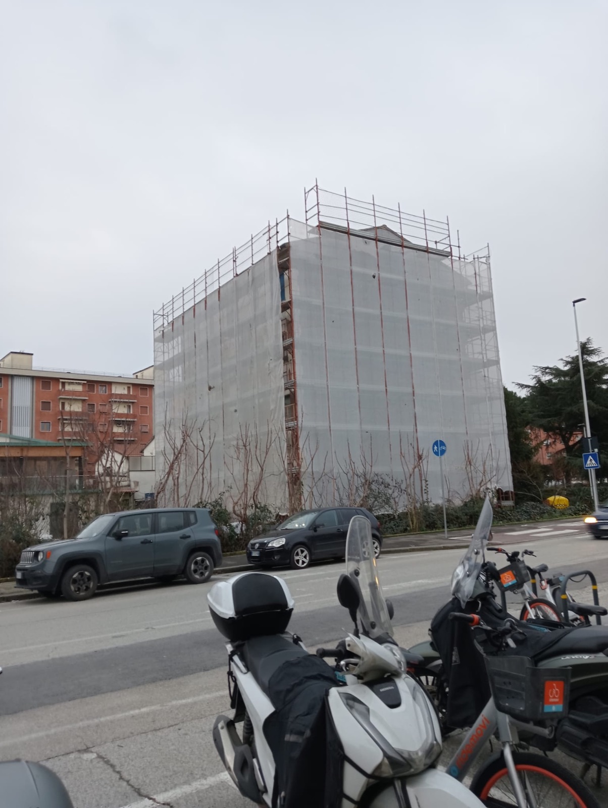 Efficientamento energetico di uno stabile condominiale, Il ponteggio visto dalla strada.